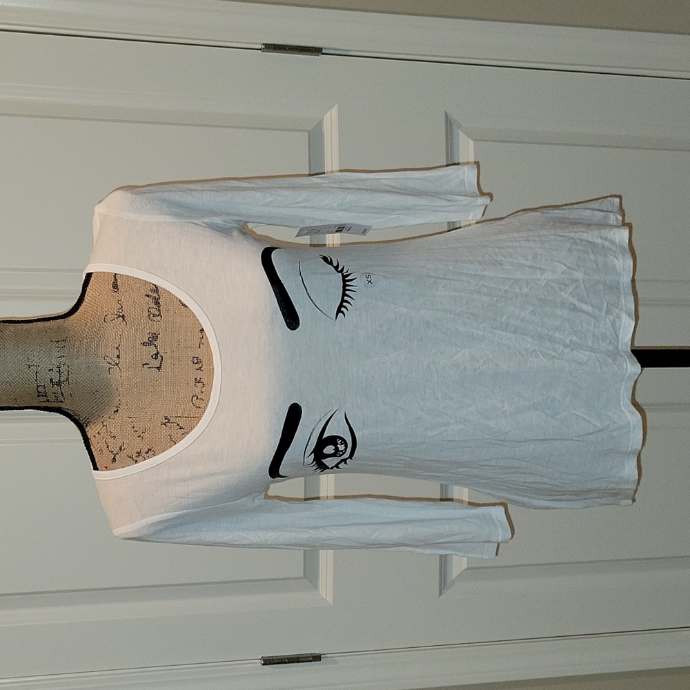 NWT Woman's 3/4 loose fitting decal Tshirt 100% Rayon, longer in the back